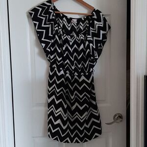 6 Degrees black and white dressq